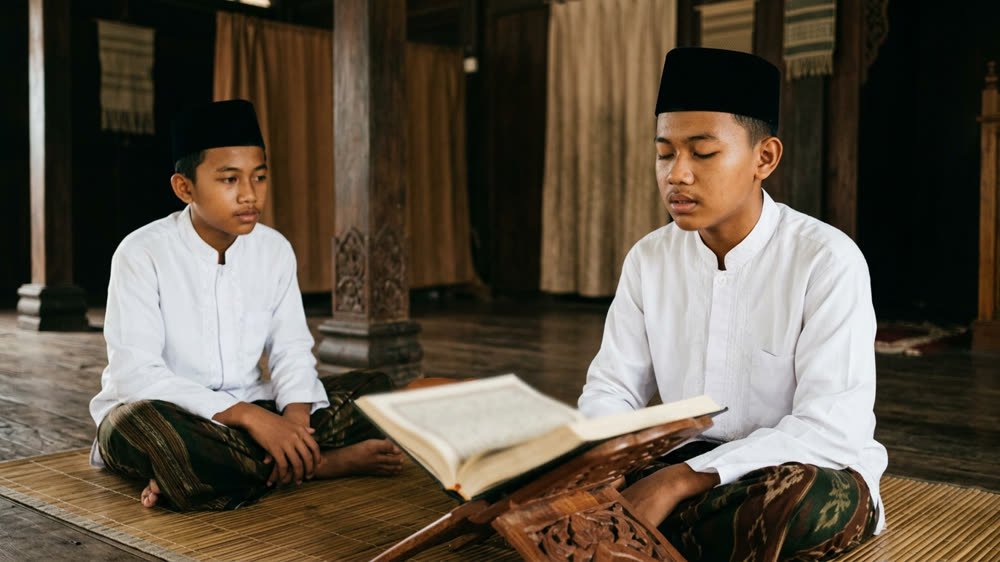Santri melantunkan hafalan dengan mushaf terbuka di hadapannya